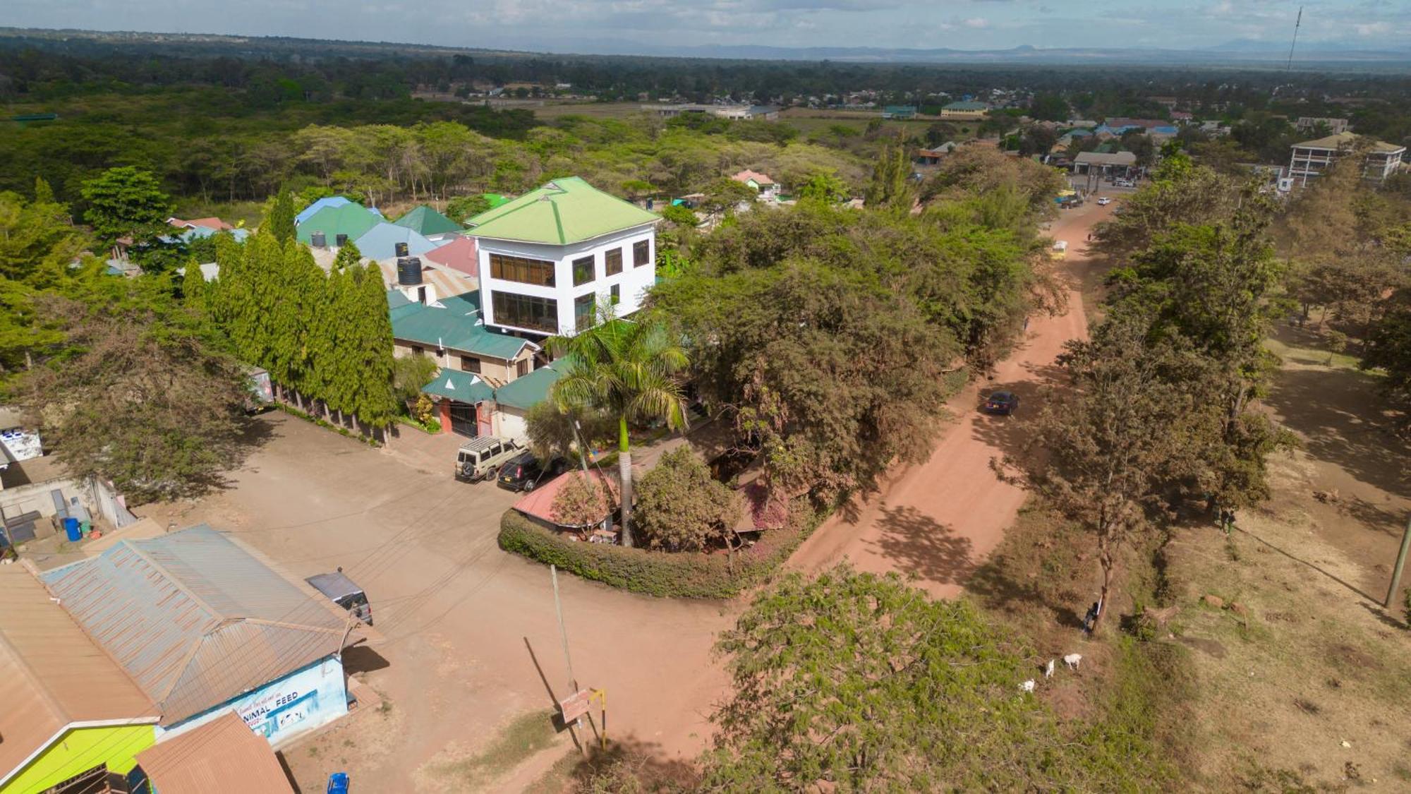 Mzunguu Safari Lodge Usa River Exterior photo